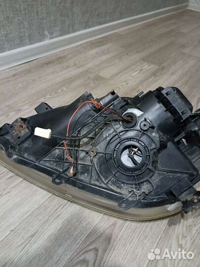 Фара передняя правая на Honda Stream RN1