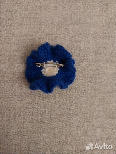 Вязаная брошь 