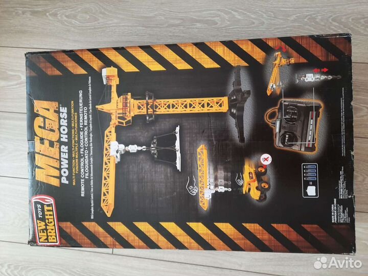 Башенный подъёмный кран на пульте управления