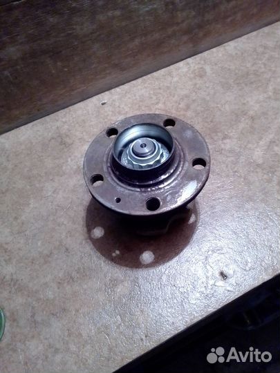 Задняя ступица с цапфой Поло/Рапид