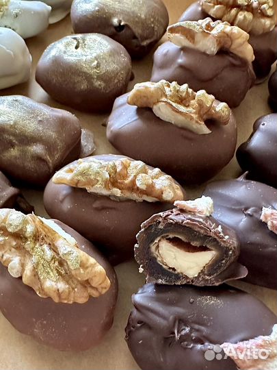 Финики в шоколаде с орехами