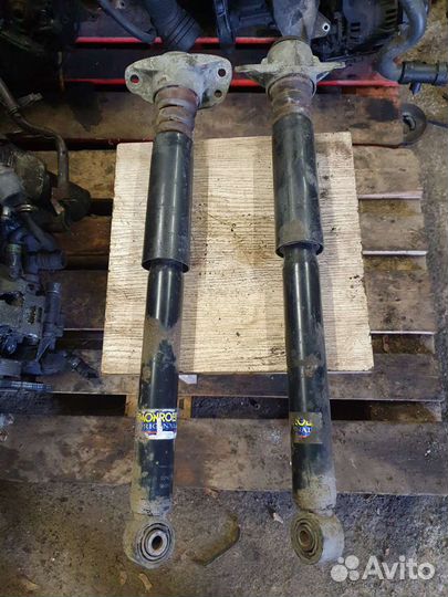 Заднии амортизаторы Passat B6 04-10г