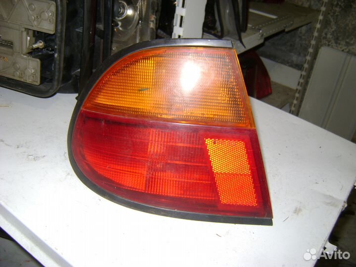 Фонарь внешний левый Nissan Almera N15