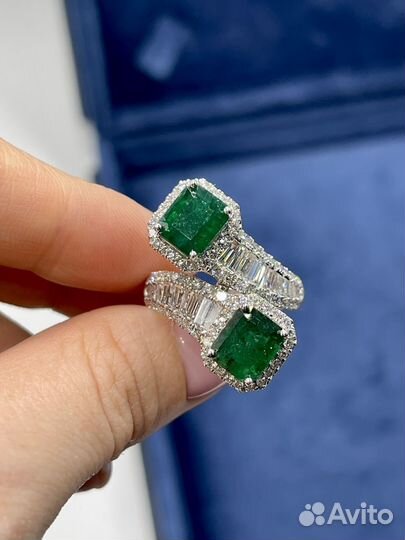 Кольцо с изумрудами