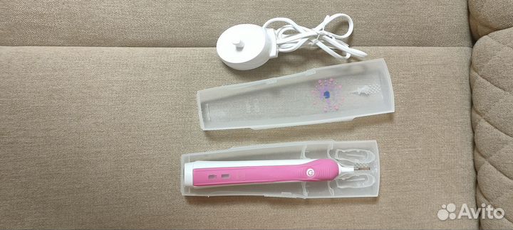 Электрическая зубная щетка oral b