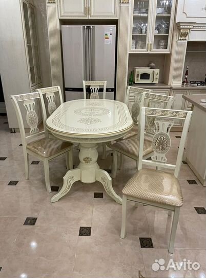 Стол и стулья в гостиную. В наличии