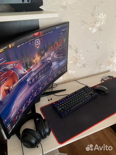 Игровой компьютер с монитором и клавиатурой