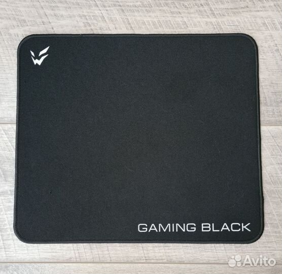 Игровая клавиатура и коврик для мыши