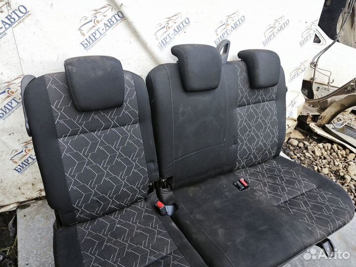 Второй ряд сидений Лада Ларгус