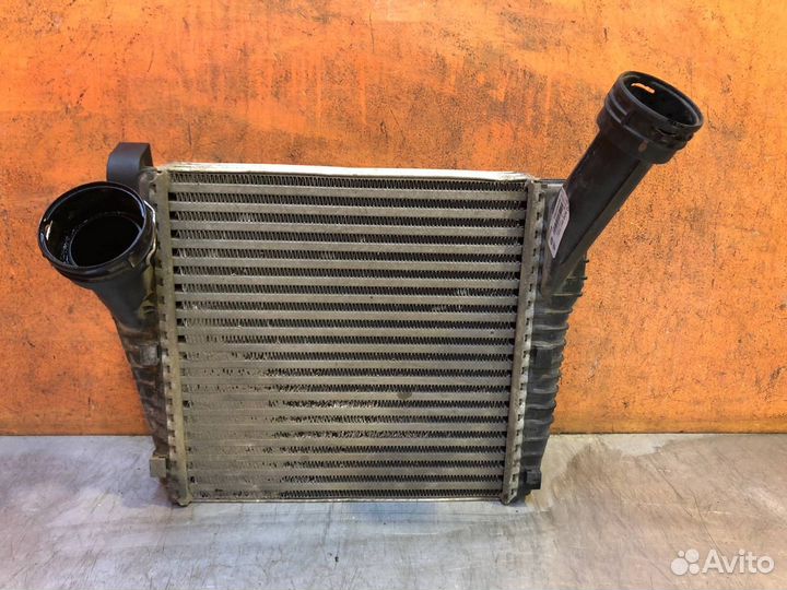 Интеркулер правый Volkswagen Touareg 2 2010-2018