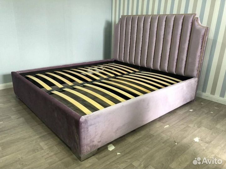 Кровать двухспальная с мягким изголовьем