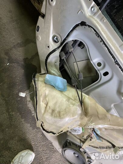 Стекло заднее левое на Toyota RAV4