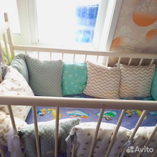 Детская кроватка с маятником белая