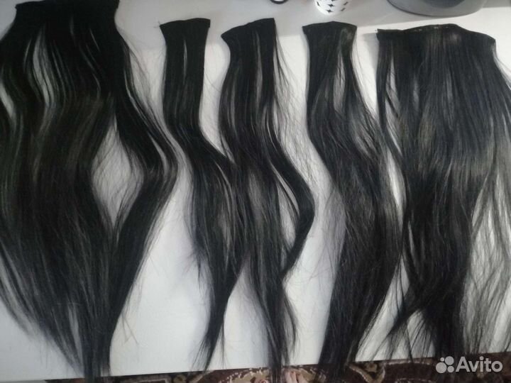 Пряди волос на заколках