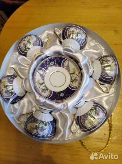 Новый сервиз из 12 предметов (6 чашек и 6 блюдец)