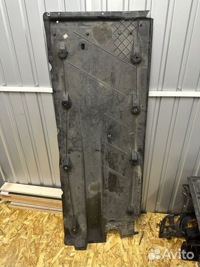 Защита днища кузова правая Audi A4 8K cdhb 1.8