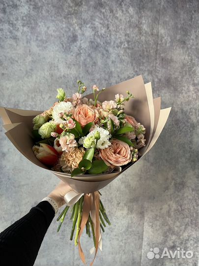 Букет цветов композиция розы и тюльпаны доставка