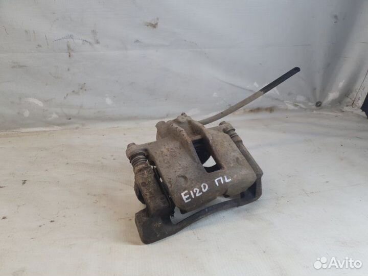 Суппорт передний левый Toyota Corolla 120 ZZE121L