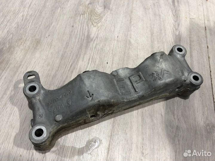 Кронштейн опоры двигателя правый Peugeot 308 EP6