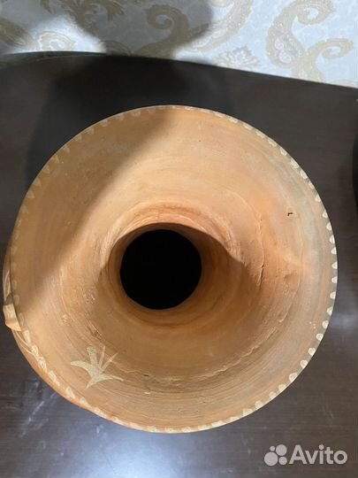 Большой глиняный кувшин