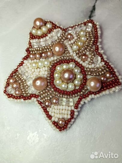 Брошь ручной работы из бисера