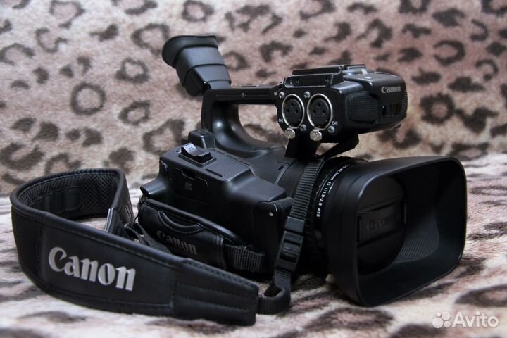 Профессиональная видеокамера Canon XF100