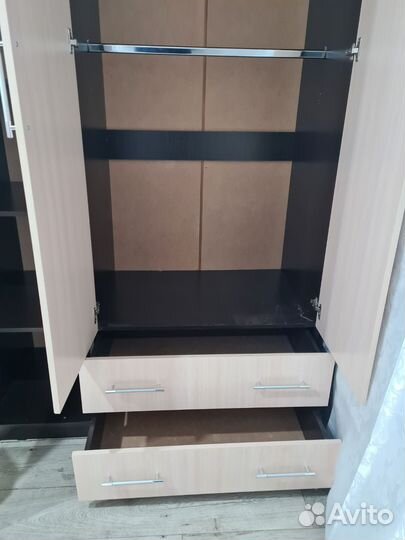 Шкаф трехстворчатый с зеркалом