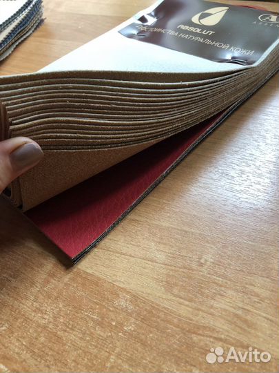 Два набора кусочков искусственной кожи