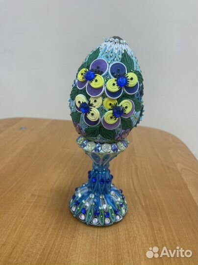 Поделка. Декоративное яйцо на подставке квилинг