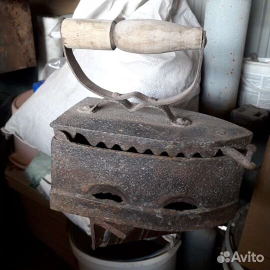 Старинный угольный утюг