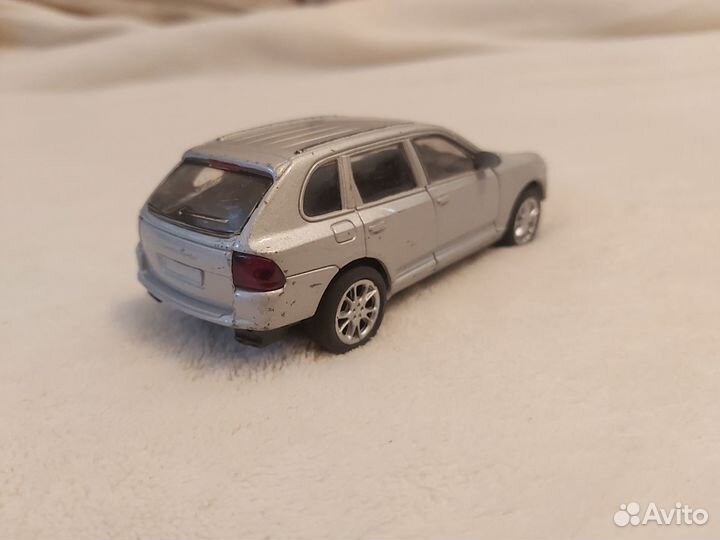 Модель Welly 42348 Porsche Cayenne Turbo