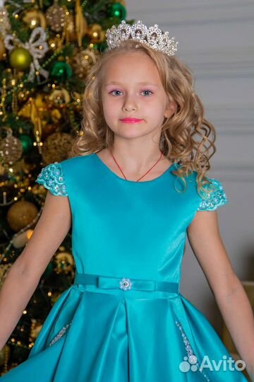 Синее платье с жемчугом и стразами. Новое