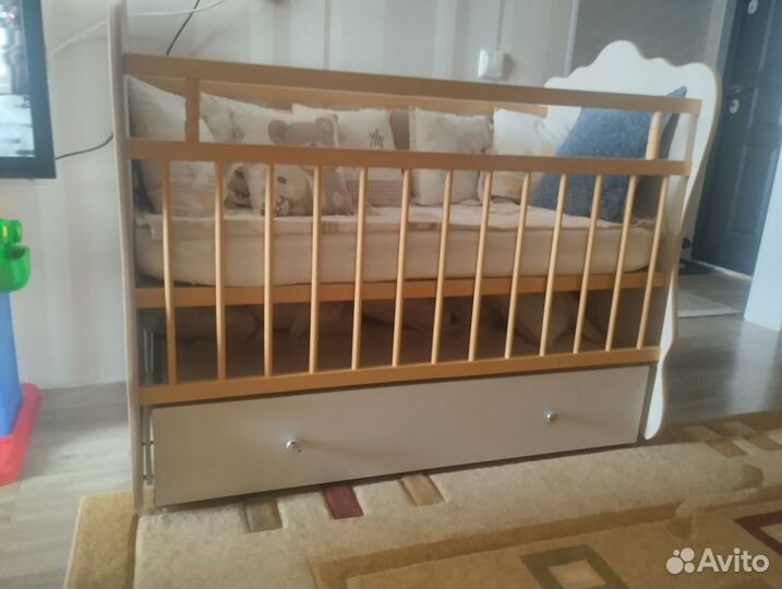 Кроватка для новорожденных с маятником