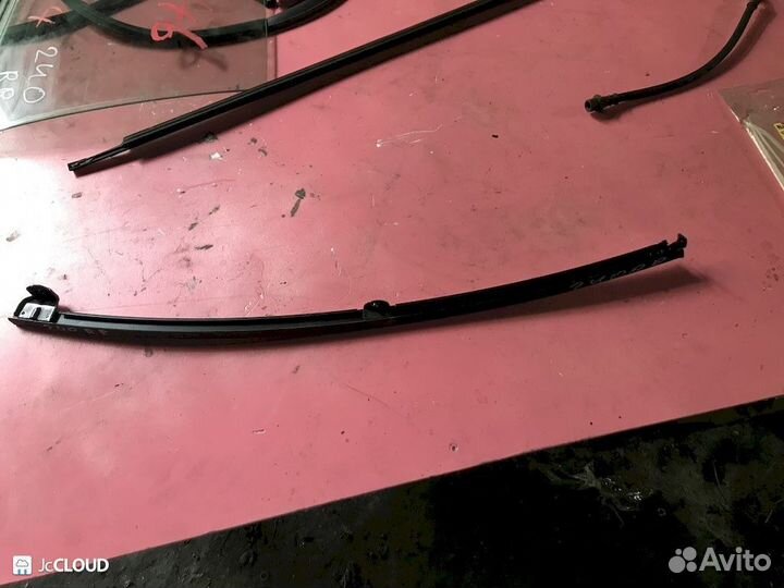 Направляющая стекла на toyota premio ZZT240 1zzfe