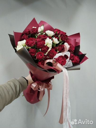 Букет из 17 красных и белых кустовых роз