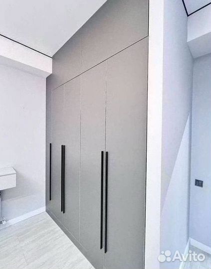 Шкаф с встроенной гладильной доской