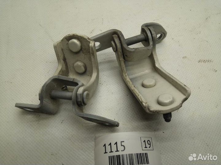 Петля двери задняя левая Toyota Harrier MCU15W