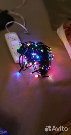 Новогодние гирлянды и предметы интерьера