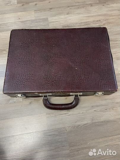 Дипломат красный