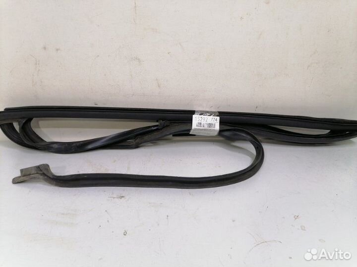 Уплотнитель стекла двери задний правый Volkswagen