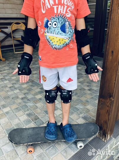 Детский шлем в комплекте с скейтбордом и защитой