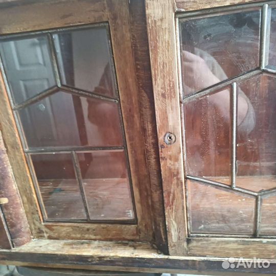 Старинный шкаф буфет