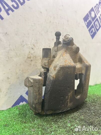 Суппорт передний правый Ford Focus 2 седан 1.6