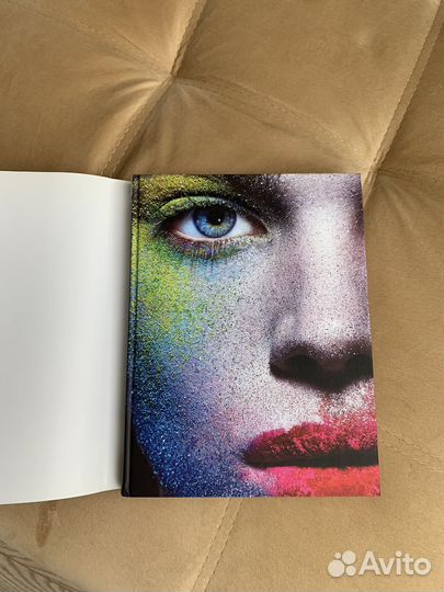 Книга «Краски. История макияжа» Лиза