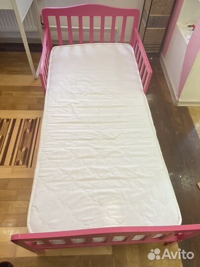 Детская кровать с бортиком и матрасом