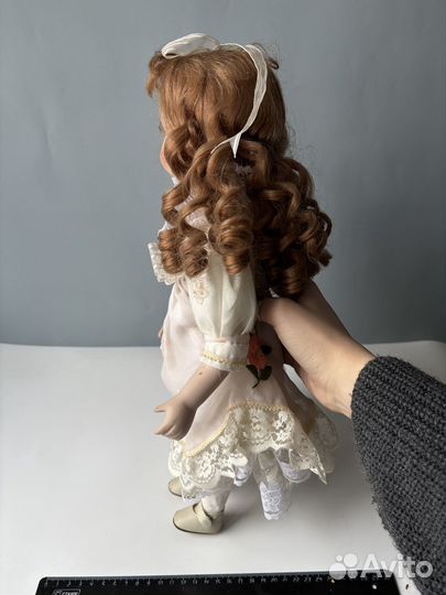 Фарфоровая кукла в белом платье