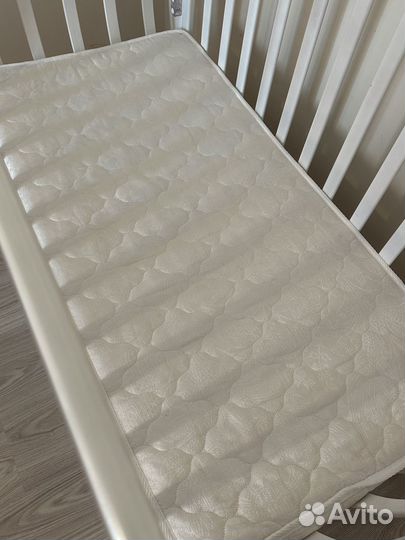 Детская кроватка с маятником