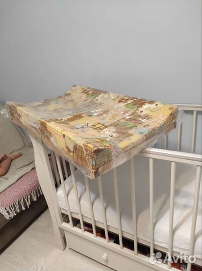 Детская кроватка с маятником и ящиком
