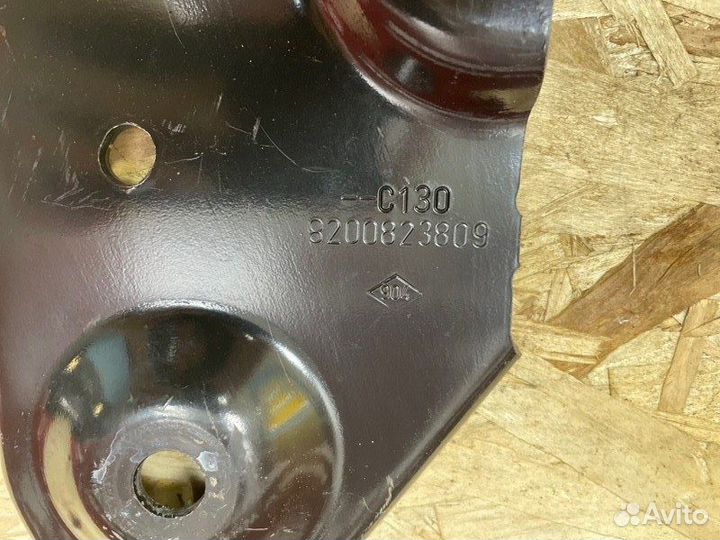 Кронштейн подрамника передний левый Renault Duster