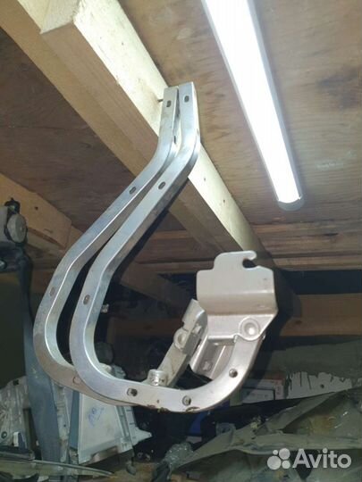 Петля крепления капота багажника на лансер 9